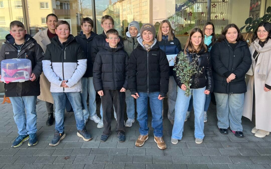+++Schülerinnen und Schüler der 8a aus Fr. Sanseverinos Religionsgruppe erfreuten Senioren und Seniorinnen des Kornwestheimer Jakob-Sigle Heims mit einem vorweihnachtlichen Besuch+++